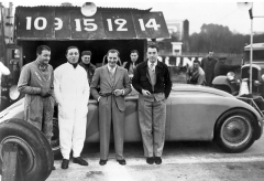 Legendy Bugatti; zleva britský jezdec Williams (vítěz první Velké ceny Monaka 1929), Pierre Veyron, Jean Bugatti a Jean-Pierre Wimille