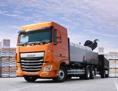 DAF XF 440 FAN 6x2 s vlečenou řízenou zadní nápravou a valníkovou nástavbou s hydraulickou rukou