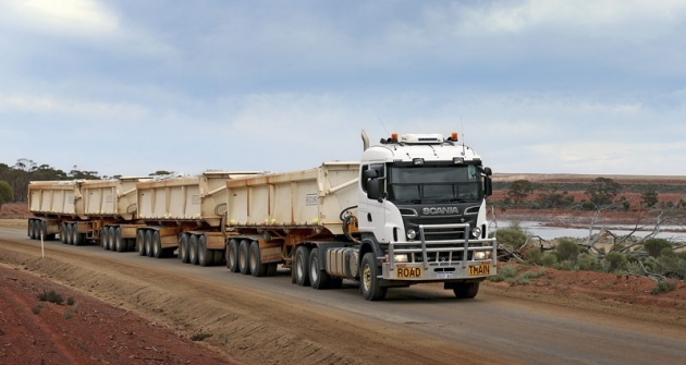 Road train s tahačem Scania R 620 V8 o celkové hmotnosti 200 tun vozí zlato z Kalgoorlie