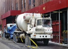 CCC Century II jako domíchávač betonu UniMixer (zachytili jsme je při velké stavbě na Manhattanu v New Yorku v březnu 2001)