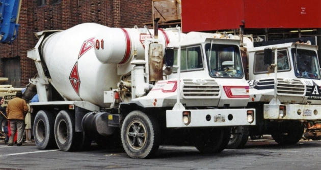 CCC Century II jako domíchávač betonu UniMixer (zachytili jsme je při velké stavbě na Manhattanu v New Yorku v březnu 2001) 