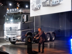 Slavnostní uvedení řady SLT ve Wörthu – Head of Mercedes-Benz Trucks Stefan Buchner, za ním nový Arocs SLT