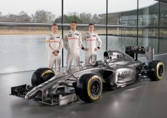 Představení MP4-29 v britském Wokingu, zleva Kevin Magnussen (21), Jenson Button (34) a náhradní jezdec Stoffel Vandoorne (21 let)