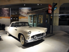 Ford Thunderbird 312 V8 pana Williama Burnetta, jenž vedl vývoj tohoto automobilu (1956)