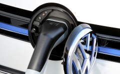 Zásuvka dobíjení Plug-In je v přídi pod znakem VW