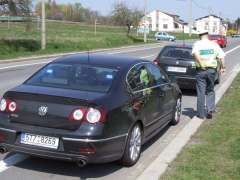 Stíhání „silničních pirátů“ rychlými vozy policie je přiléváním oleje do ohně.