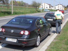 Stíhání „silničních pirátů“ rychlými vozy policie je přiléváním oleje do ohně.