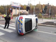 Honičky po silnicích s policejními automobily přinášejí vždy jen nebezpečné situace.