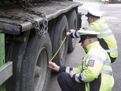 Dopravní policie při kontrole nákladních vozidel.