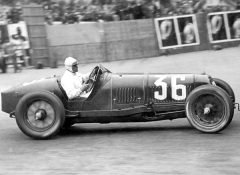 V roce 1932 skončil Luigi Fagioli s vozem Maserati 26M/8C 2800 třetí ve Velké ceně Monaka.