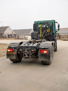 Součástí volitelné výbavy je zadní traktorový závěs i výstupy hydrauliky v přední a zadní části vozidla