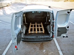 Asymetrické křídlové dveře s aretací ve dvou polohách umožňují dobrý přístup k nákladu i vysokozdvižným vozíkem