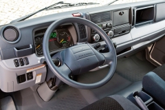 Možná, že vnitřní prostor kabiny Canteru není tolik podobný osobním vozidlům, jako je to běžné například u sesterských nákladních automobilů Mercedes-Benz.