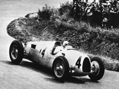 V roce 1936 se Bernd Rosemeyer stal Mistrem Evropy v závodech automobilů na okruzích.