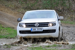 VW pick-up Amarok dostával zabrat jak v prudkých stoupáních a sjezdech, tak i v bahnitých loužích