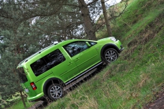VW Caddy 4Motion zvládá i strmá stoupání lesních cest