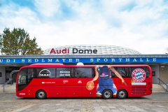 Autobus před arénou Bayernu