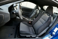 Sedadlo řidiče je výškově nastavitelné, sklopením vpřed umožňuje nástup na zadní sedadla (bez polohové paměti)