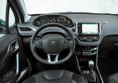 K zajímavostem interiéru patří malý volant a výše umístěný panel s přístroji