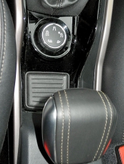 Ve středové konzoli mezi sedadly je před pákou parkovací brzdy pětipolohový otočný volič systému Grip Control