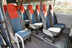 Sedadla pro cestující jsou vybavena integrovanou opěrkou hlavy