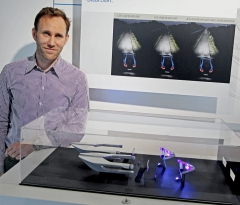 Thomas Hausmann, vedoucí vývoje osvětlení u BMW, u jednoho z prototypů laserových světlometů