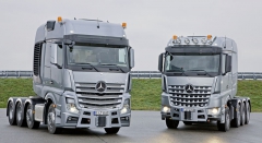 Těžké typy SLT se představují, vlevo Actros 4163 a vpravo Arocs 4158