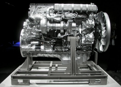 Turbokompoundní motor OM 473 EU6 s dvojicí turbín, z nichž menší pohání dmychadlo a větší dodává přídavný výkon sestupným převodem u setrvačníku v místě pohonu rozvodu