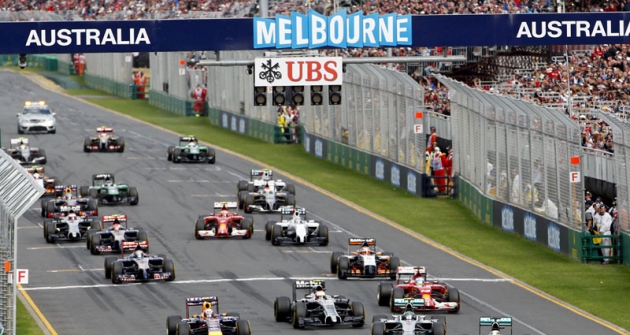 Po startu při premiéře v Melbourne jsou oba vozy Mercedes F1 W05 na čele pole  (44 = Hamilton, 6 = Rosberg) 