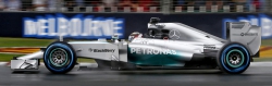 Lewis Hamilton (Mercedes F1 W05) v Austrálii zajel pole position, ale motor zradil už ve třetím kole