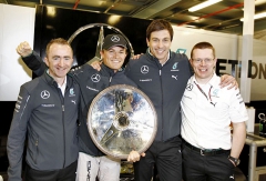 Šťastní vítězové; zleva technický ředitel Paddy Lowe, Nico Rosberg, šéf týmu Toto Wolff a Andy Cowell, ředitel vývoje motorů
