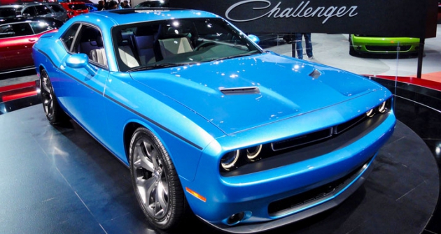 Dodge Challenger  SXT 2015,  typický představitel amerických osmiválců s pohonem zadních kol