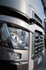 Zcela nový silniční tahač Renault Trucks T v sobě kombinuje dobré tradice a nový konstrukční, prodejní, servisní a marketingový přístup francouzské automobilky, dnes zcela závislé na rozhodování skupiny Volvo Group.