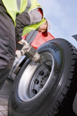 Výměna pneumatik, resp. jejich osazení na ráfek, vyvážení a další „drobnosti“ je nejlépe nechat na odbornících.