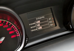 V režimu Dynamic se u tříválce 1.2 e-THP 130 přístroje podbarví červeně a displej před řidičem ukazuje okamžitý výkon, plnicí tlak a točivý moment