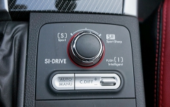 Motor může pracovat v jednom ze tří režimů SI-Drive, mezinápravový diferenciál nabízí tři samočinná a šest manuálních nastavení