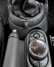 Přepínač jízdních režimů u řadicí páky a ovladač menu (jako BMW iDrive)
