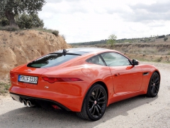 Šestiválec F-Type S Coupé jsme projeli mezi Lleidou a okruhem Motorland Aragon