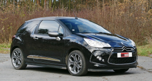 Citroën DS3 Cabrio se zavřenou střechou se v pohledu zpředu neliší od základního typu 