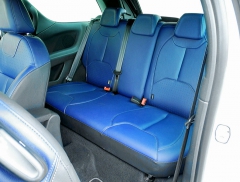 Zadní sedadla jsou poněkud obtížněji přístupná po posunutí předních sedadel a sklopení jejich opěradel vpřed; sklopením dělených zadních opěradel se zvětší zavazadlový prostor