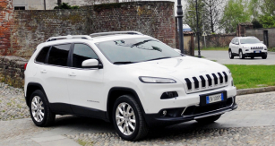 Nový Jeep Cherokee čtvrté generace představuje revoluci v pojetí tohoto automobilu se zvýšenou průchodností v terénu