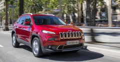 Jeep Cherokee se dodává ve třech stupních výbavy, červený vůz je v lépe vybavené verzi Limited