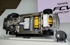 Uspořádání systému FCV; zleva transformátor s palivovými články, první nádrž vodíku, akumulátory a druhá nádrž vodíku