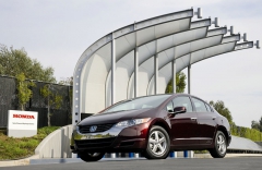 Honda FCX Clarity u vodíkové čerpací stanice v Kalifornii, napájené slunečními články