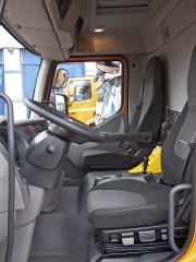 Standardní dvoumístná kabina Day Cab poskytuje řidiči dostatek prostoru i komfortu