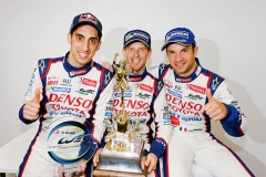 Zleva Sébastien Buemi, Anthony Davidson a Nicolas Lapierre, vítězové prvních dvou závodů WEC 2014 pro Toyotu