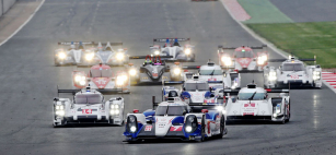 Po startu v Silverstone vede Toyota TS 040 před  Porsche 919 (vlevo) a Audi R18