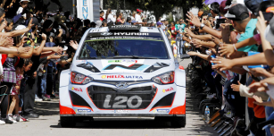 Chris Atkinson (Hyundai i20 WRC) před startem v Mexiku