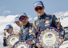 Thierry Neuville a Nicolas Gilsoul na stupních vítězů v Mexiku