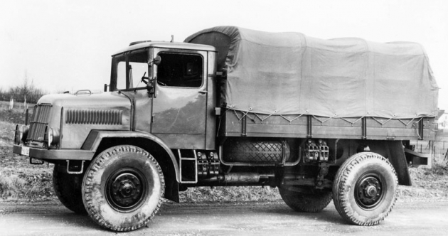 Prototyp Tatra 128  na továrním snímku (zatím ještě se třemi vodorovnými trubkami, chránícími žaluzie masky, regulující přístup vzduchu k ventilátorům)